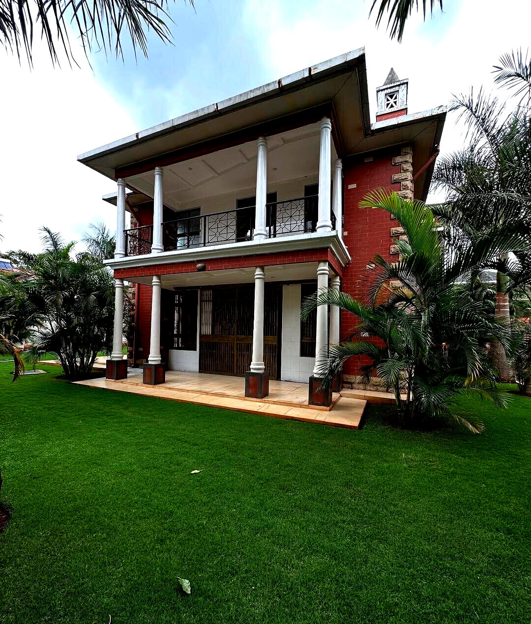 5-Ensuite Townhouse with Fireplace & Manicured Gardens – Hardy, Karen