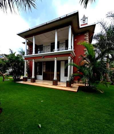 5-Ensuite Townhouse with Fireplace & Manicured Gardens – Hardy, Karen