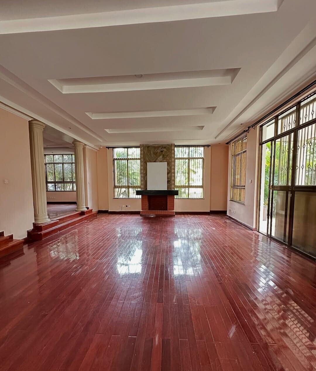 5-Ensuite Townhouse with Fireplace & Manicured Gardens – Hardy, Karen