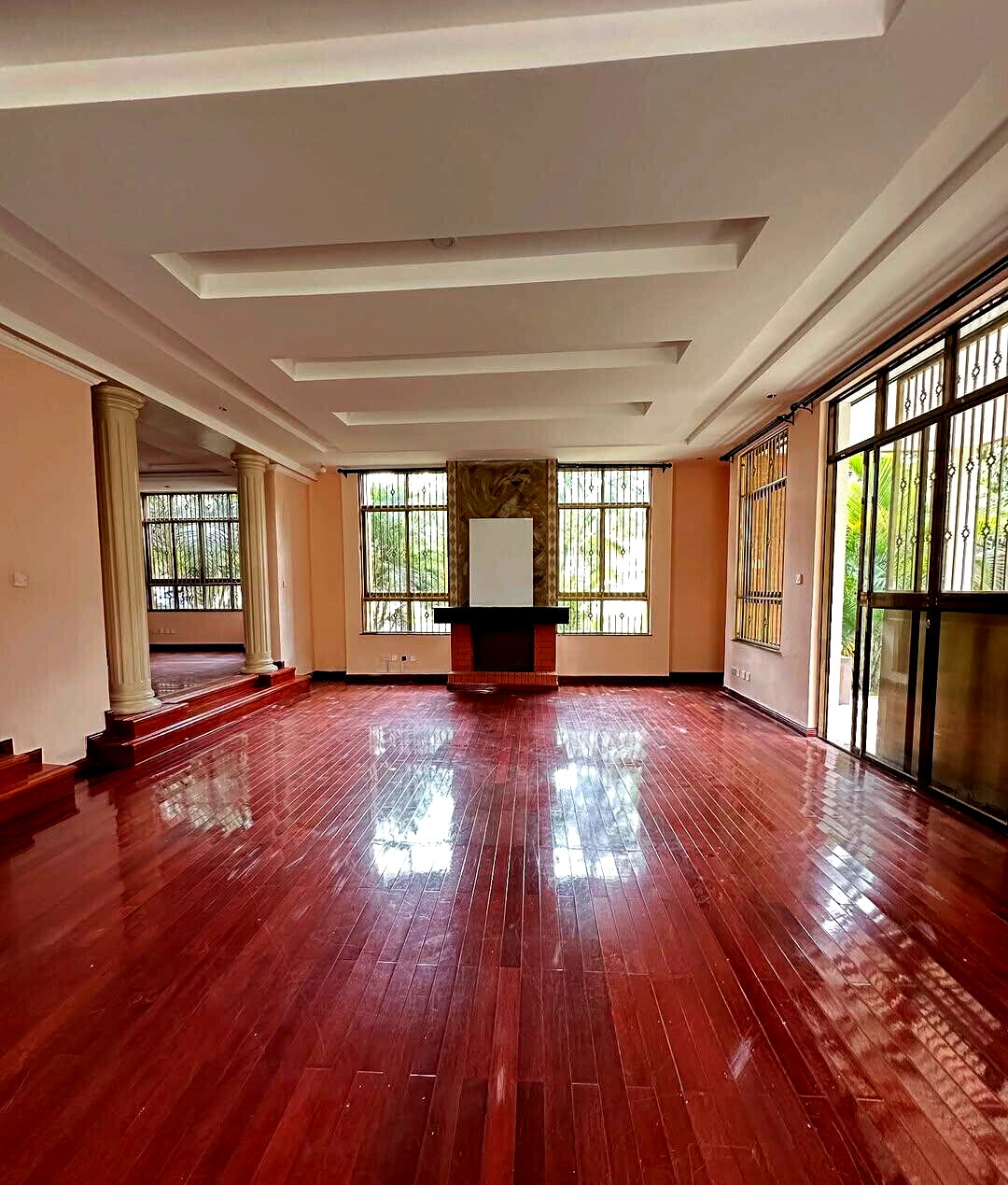 5-Ensuite Townhouse with Fireplace & Manicured Gardens – Hardy, Karen