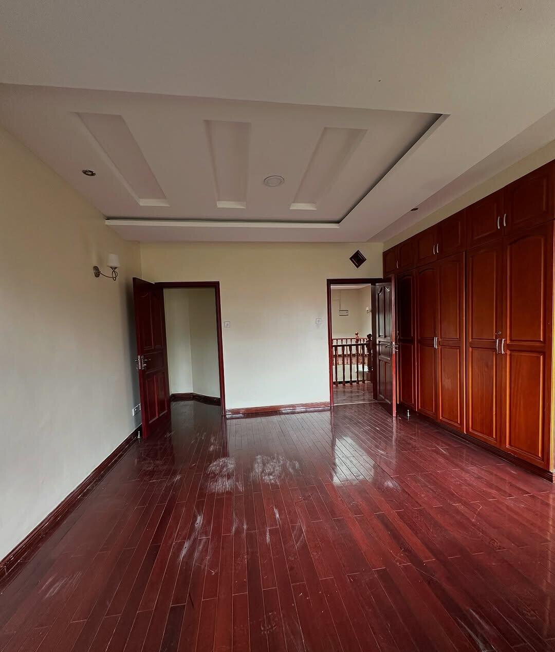5-Ensuite Townhouse with Fireplace & Manicured Gardens – Hardy, Karen