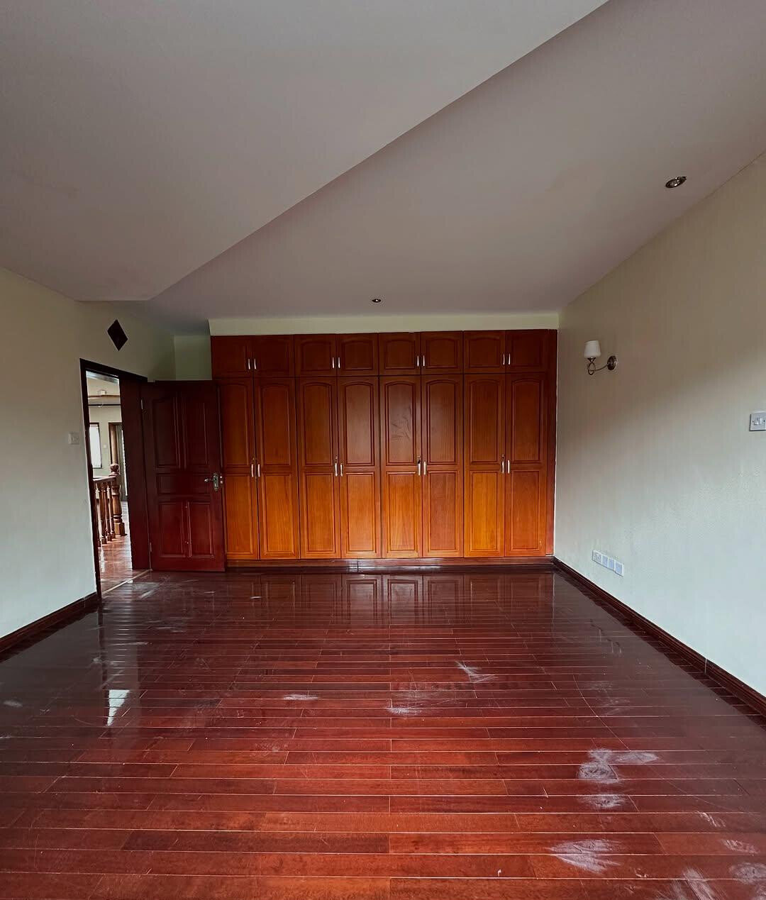 5-Ensuite Townhouse with Fireplace & Manicured Gardens – Hardy, Karen