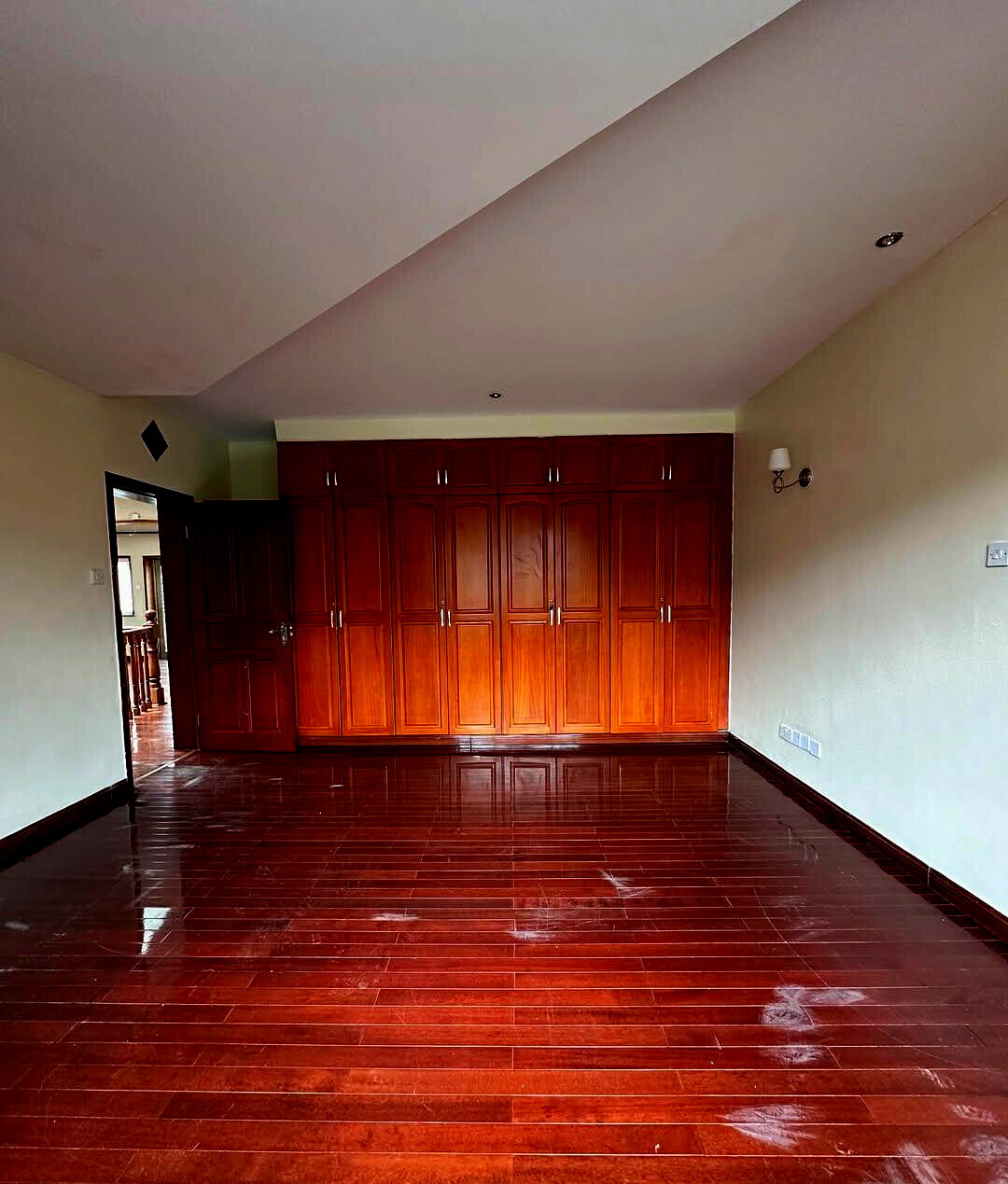 5-Ensuite Townhouse with Fireplace & Manicured Gardens – Hardy, Karen