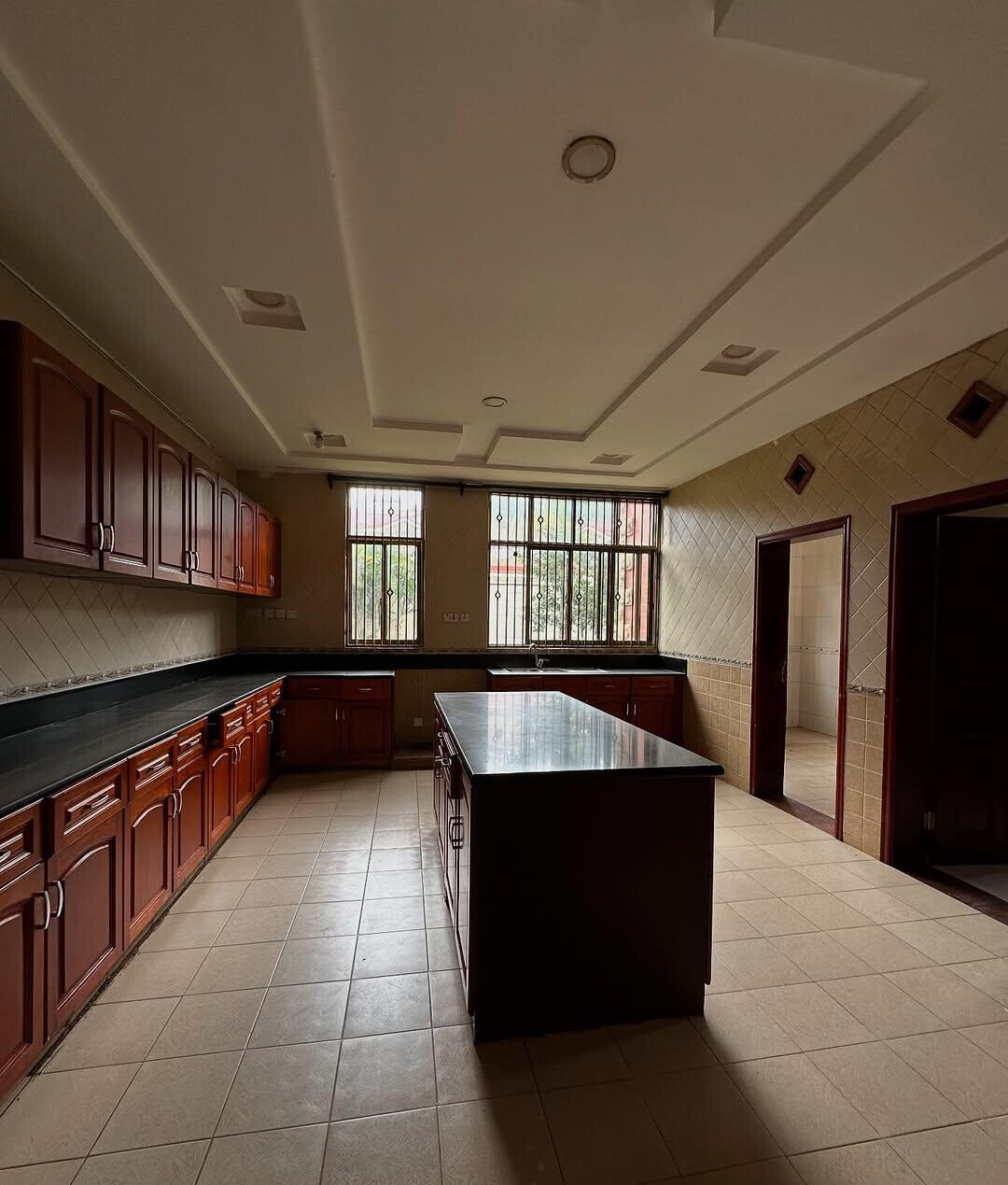 5-Ensuite Townhouse with Fireplace & Manicured Gardens – Hardy, Karen