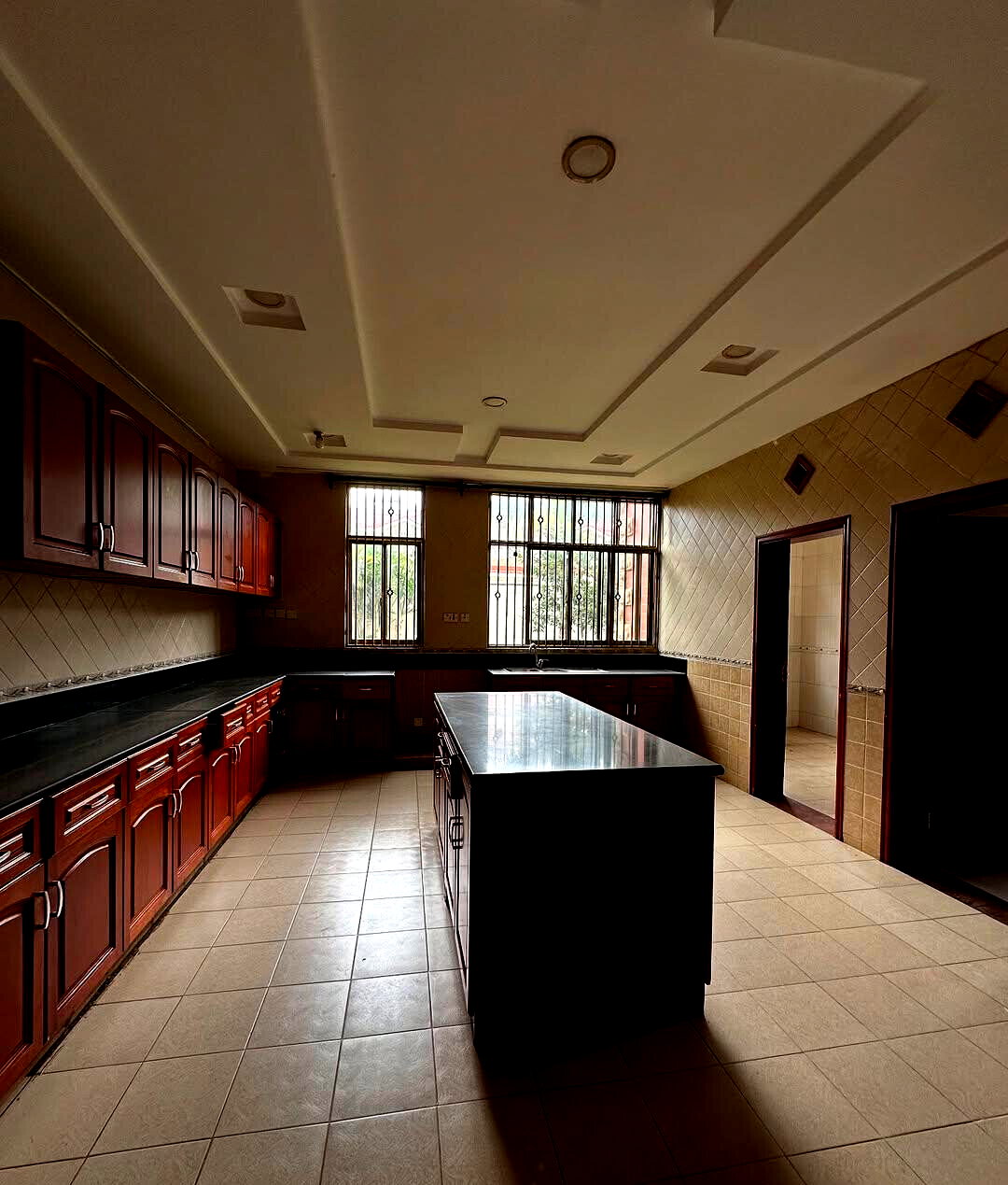 5-Ensuite Townhouse with Fireplace & Manicured Gardens – Hardy, Karen