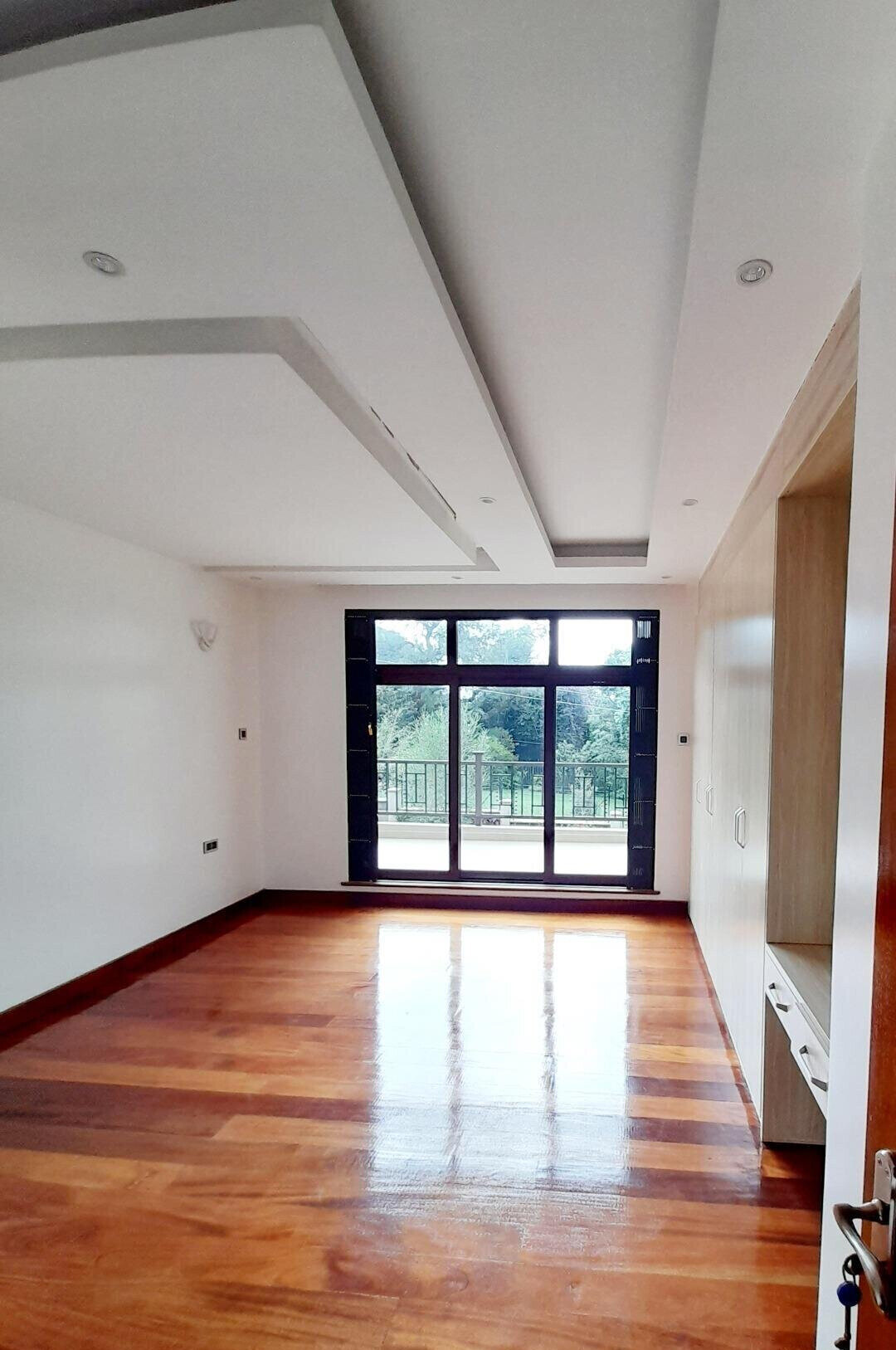 5BR Garden Home with Parking