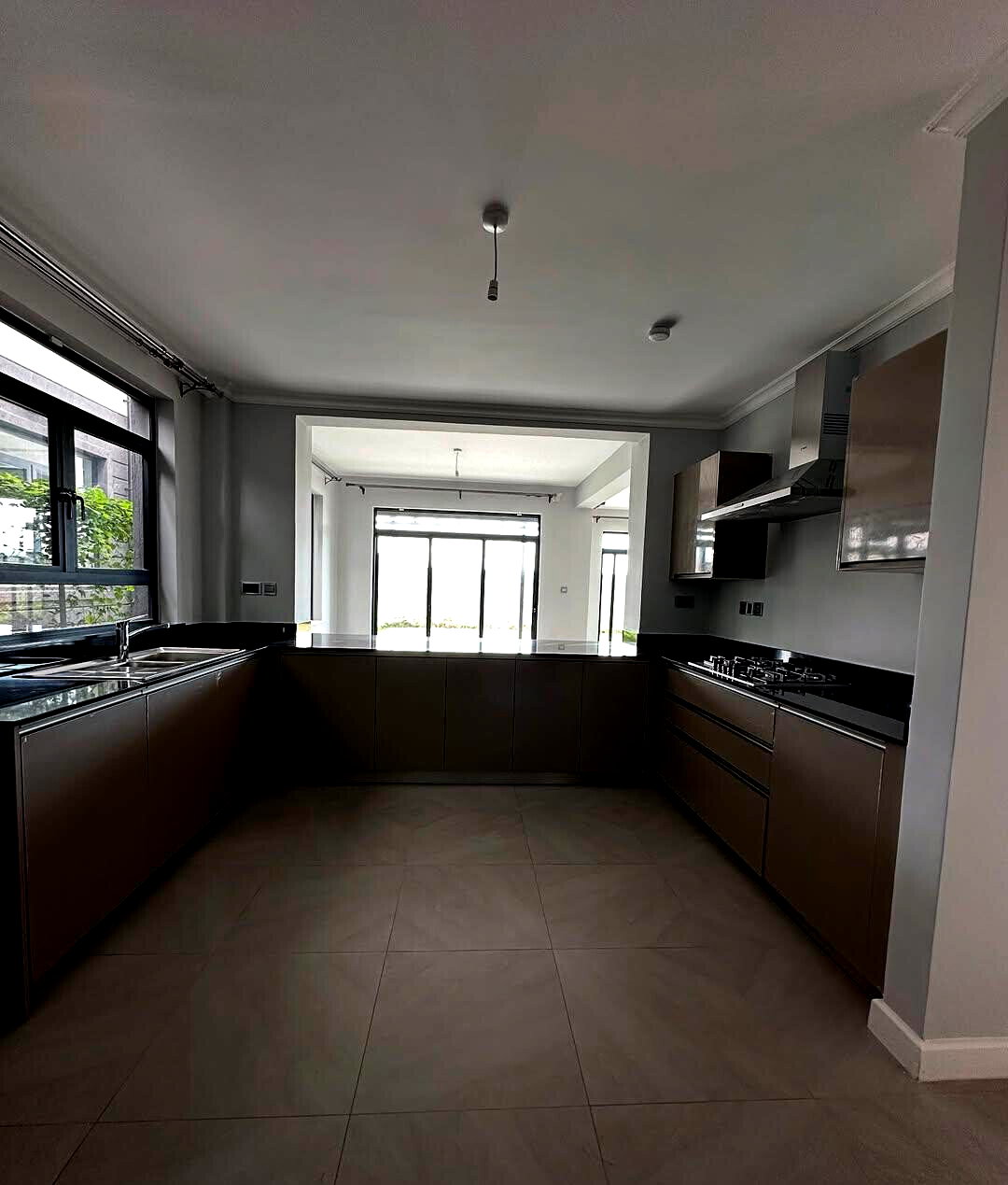 3BR Townhouse with Pool, Gym & Staff Quarters - Runda