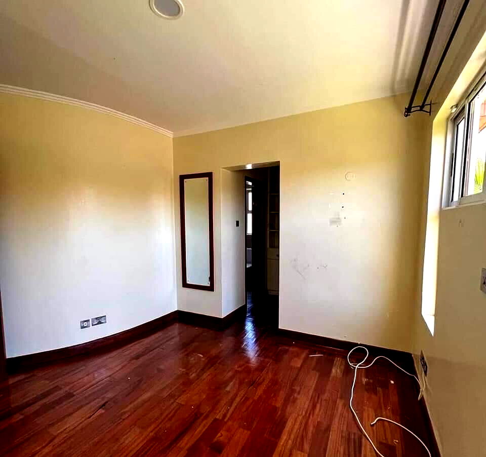 5-Ensuite Townhouse with Closed Kitchen & Spacious Sitting Area - Lavington