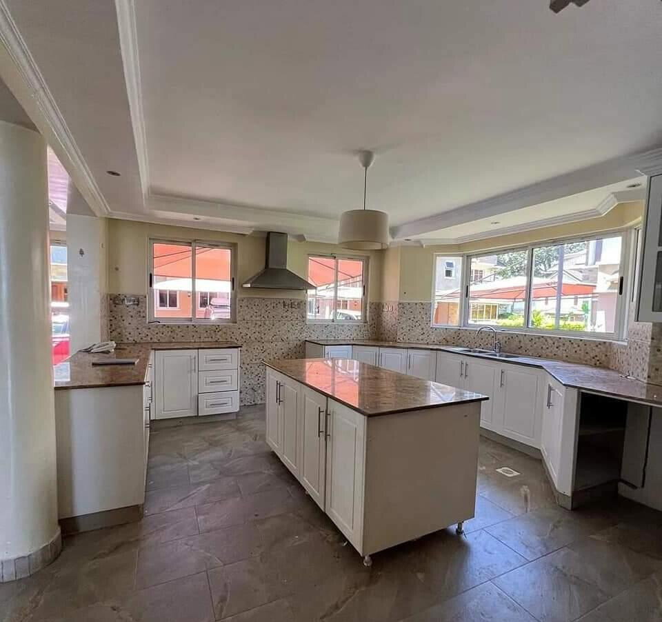 5-Ensuite Townhouse with Closed Kitchen & Spacious Sitting Area - Lavington
