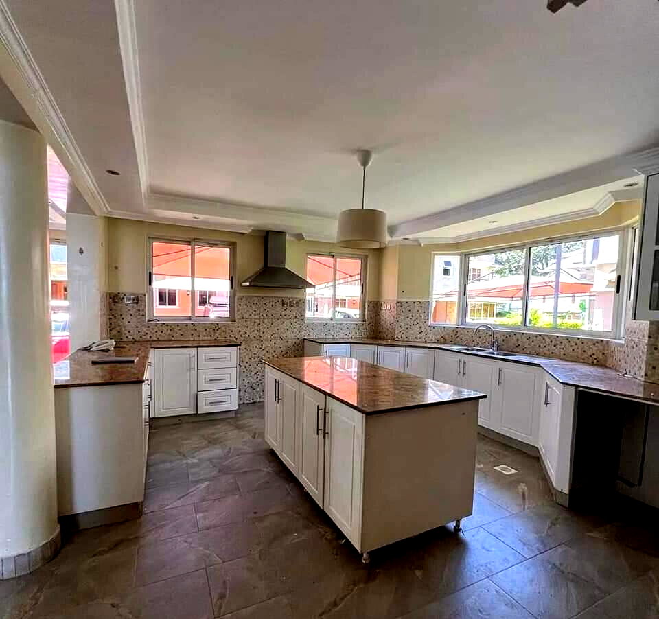 5-Ensuite Townhouse with Closed Kitchen & Spacious Sitting Area - Lavington
