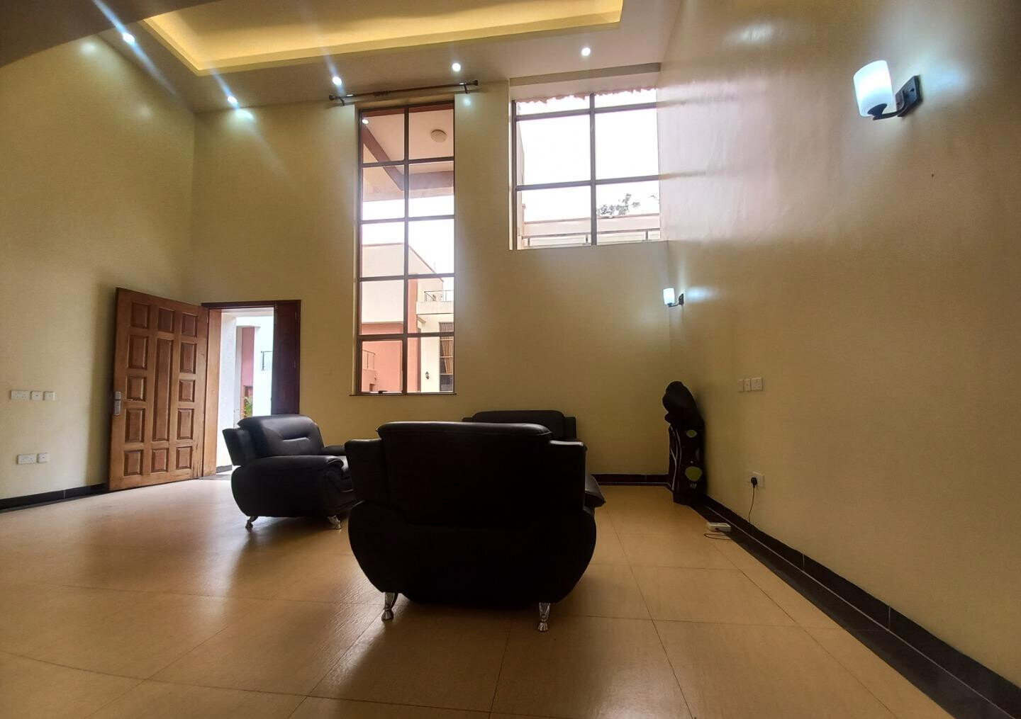 4-Ensuite Townhouse with Private Garden & BBQ Chimney - Lavington