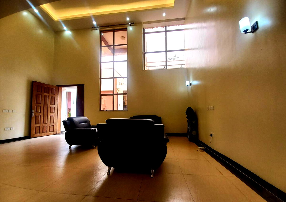 4-Ensuite Townhouse with Private Garden & BBQ Chimney - Lavington
