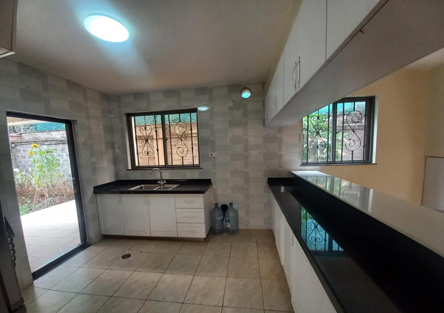 4-Ensuite Townhouse with Private Garden & BBQ Chimney - Lavington