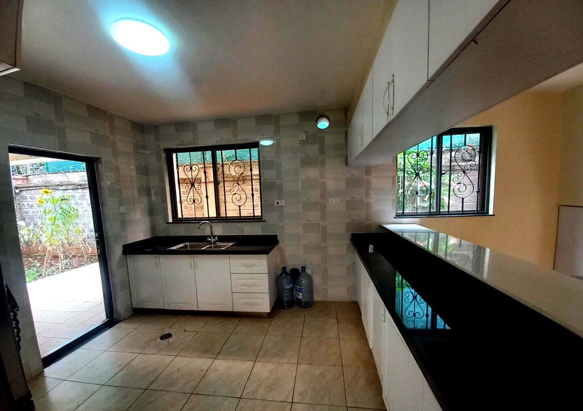 4-Ensuite Townhouse with Private Garden & BBQ Chimney - Lavington