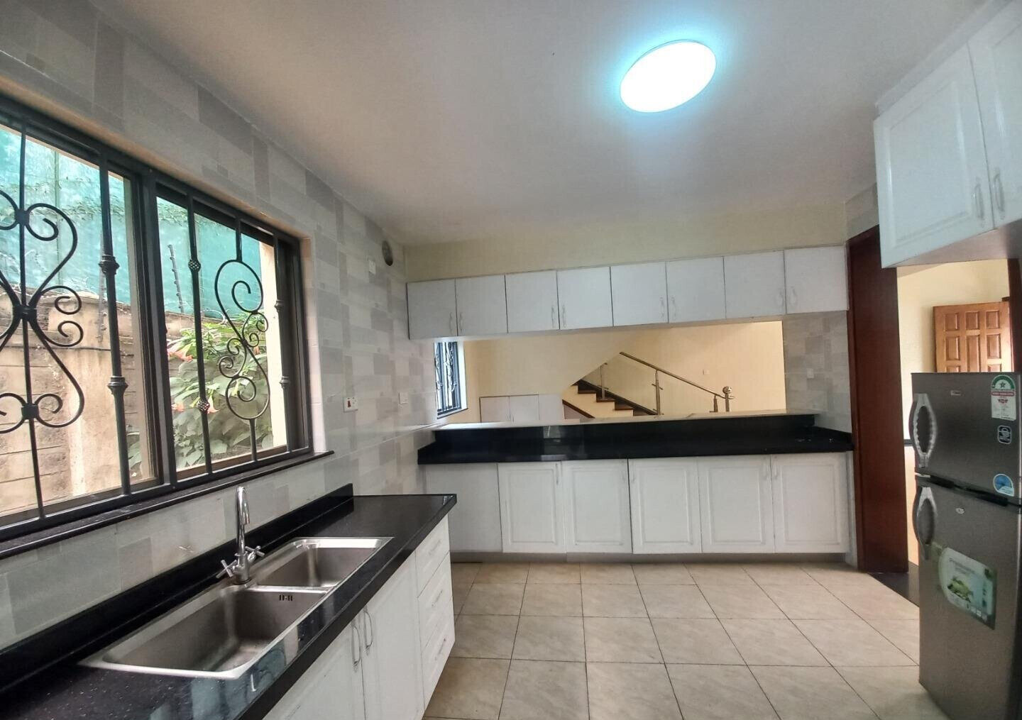 4-Ensuite Townhouse with Private Garden & BBQ Chimney - Lavington