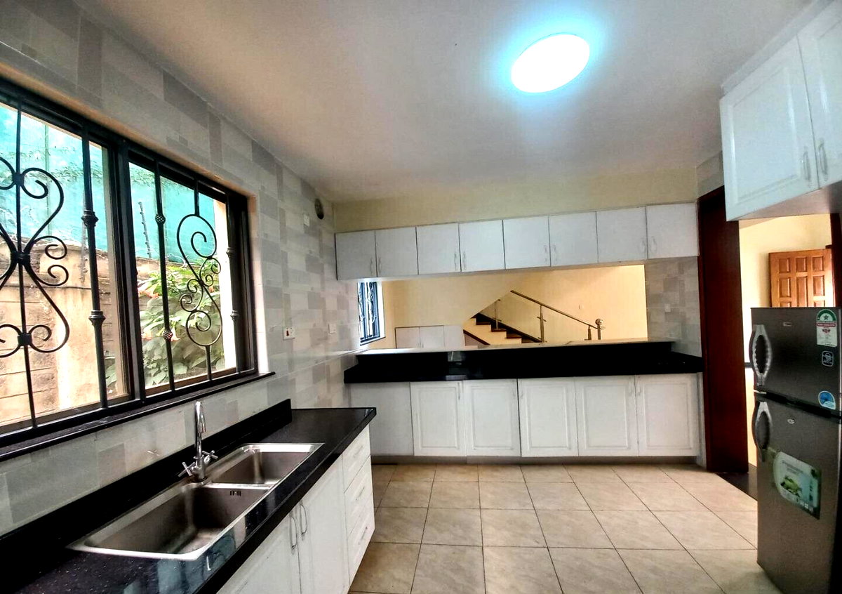 4-Ensuite Townhouse with Private Garden & BBQ Chimney - Lavington