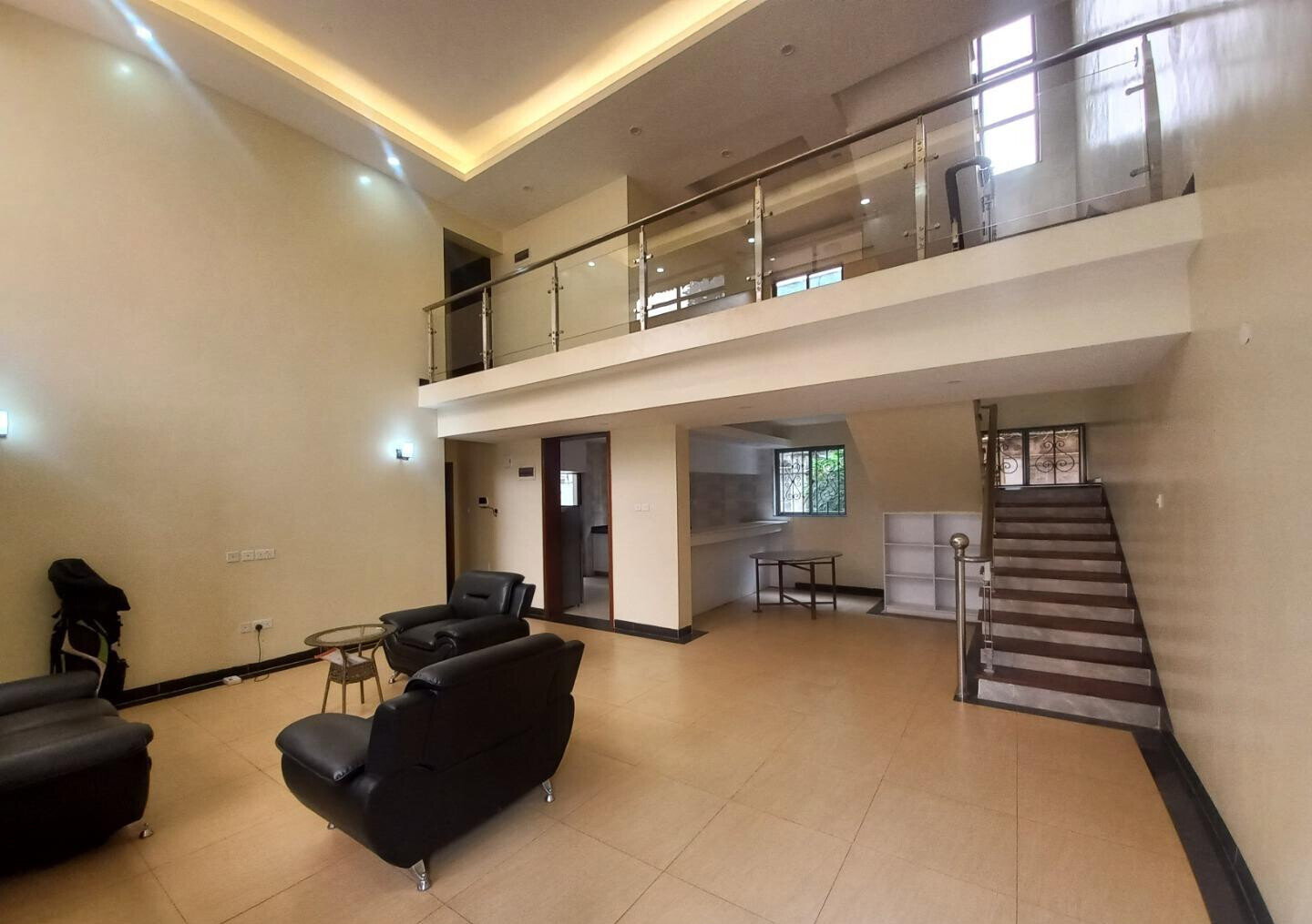 4-Ensuite Townhouse with Private Garden & BBQ Chimney - Lavington