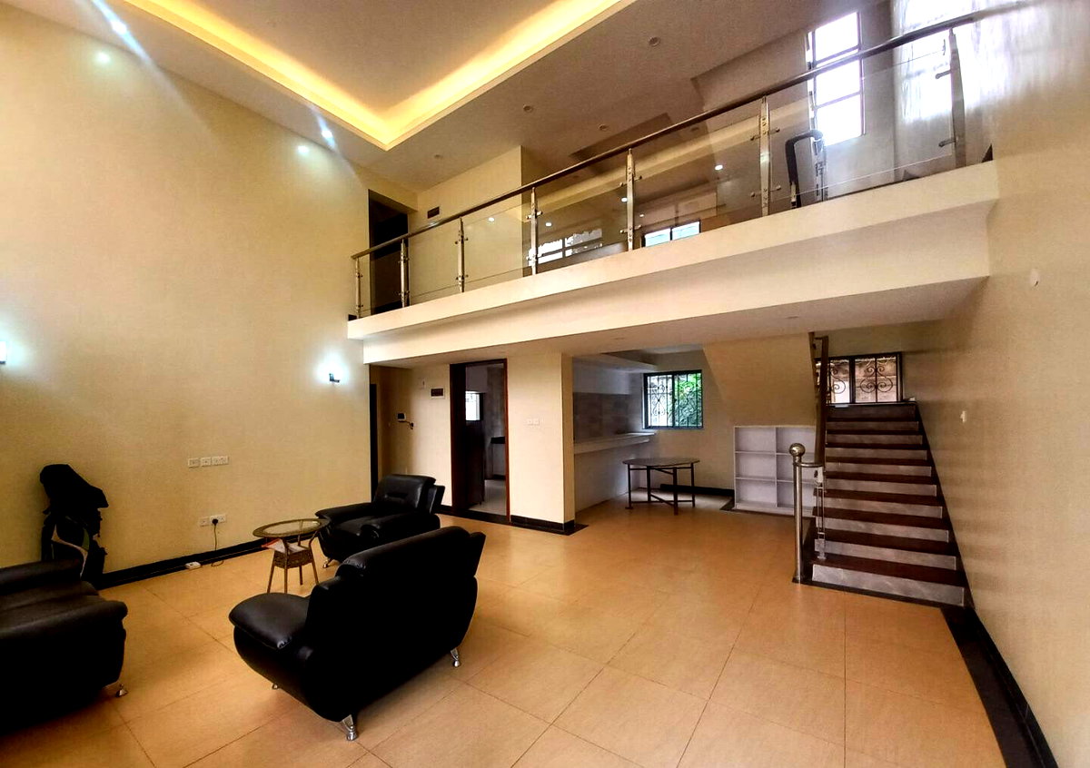 4-Ensuite Townhouse with Private Garden & BBQ Chimney - Lavington