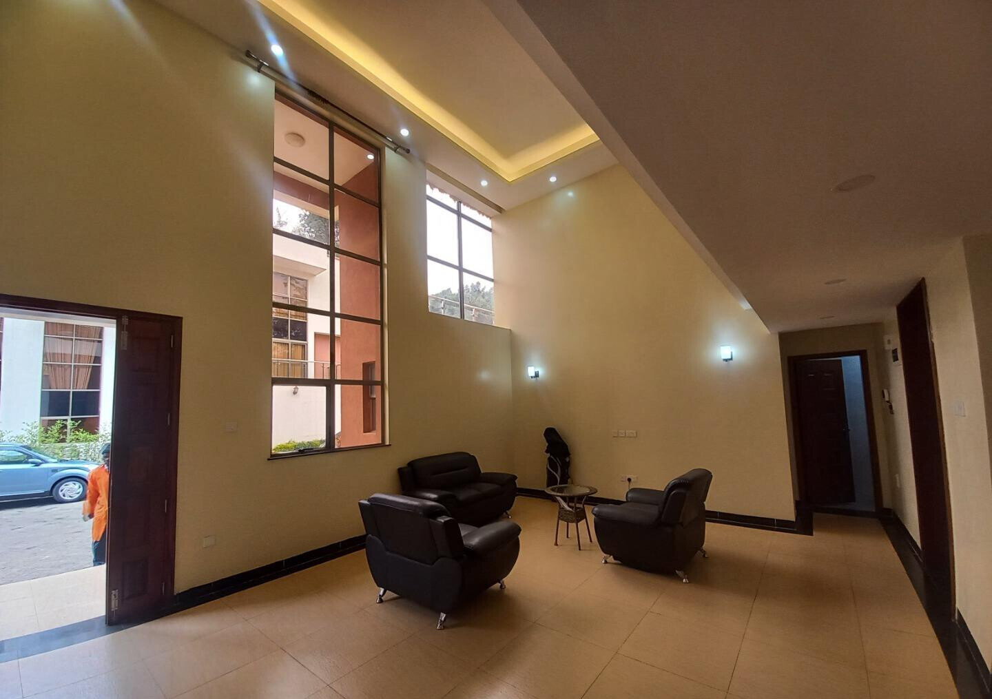 4-Ensuite Townhouse with Private Garden & BBQ Chimney - Lavington
