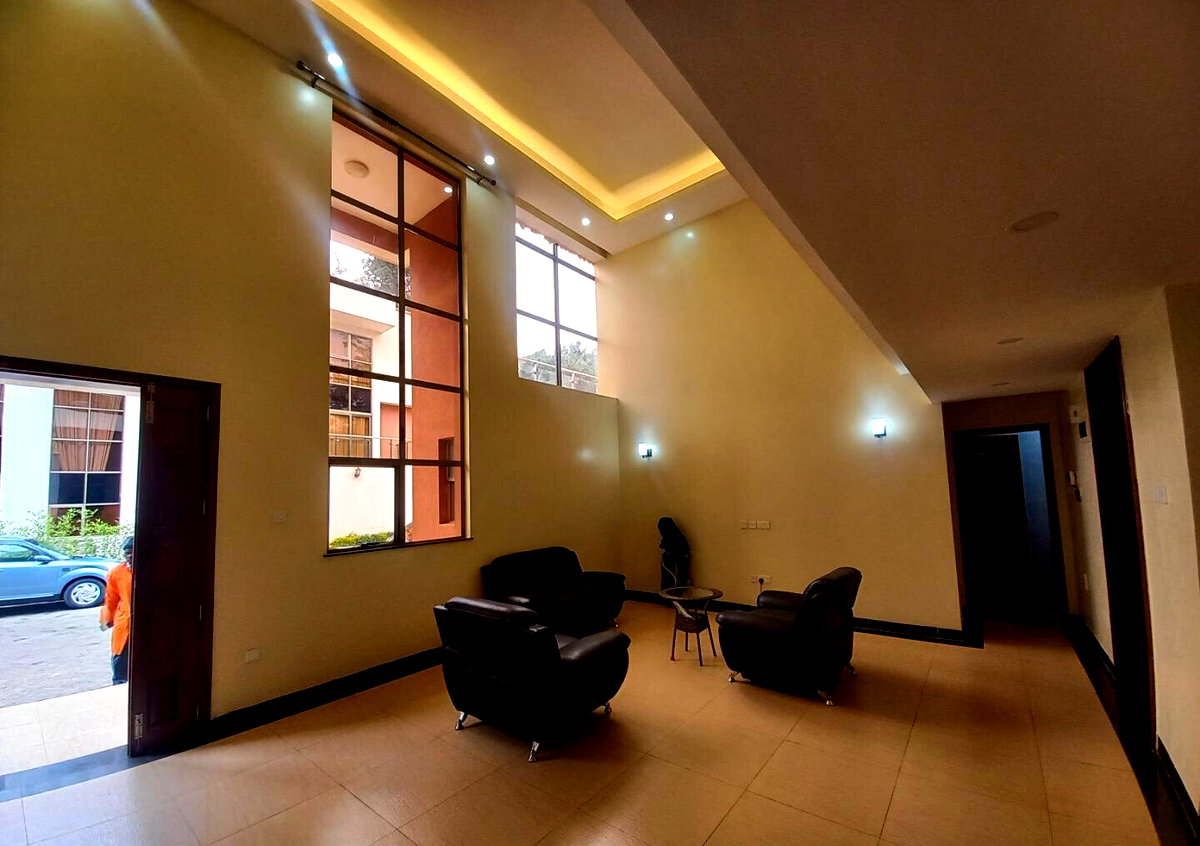 4-Ensuite Townhouse with Private Garden & BBQ Chimney - Lavington