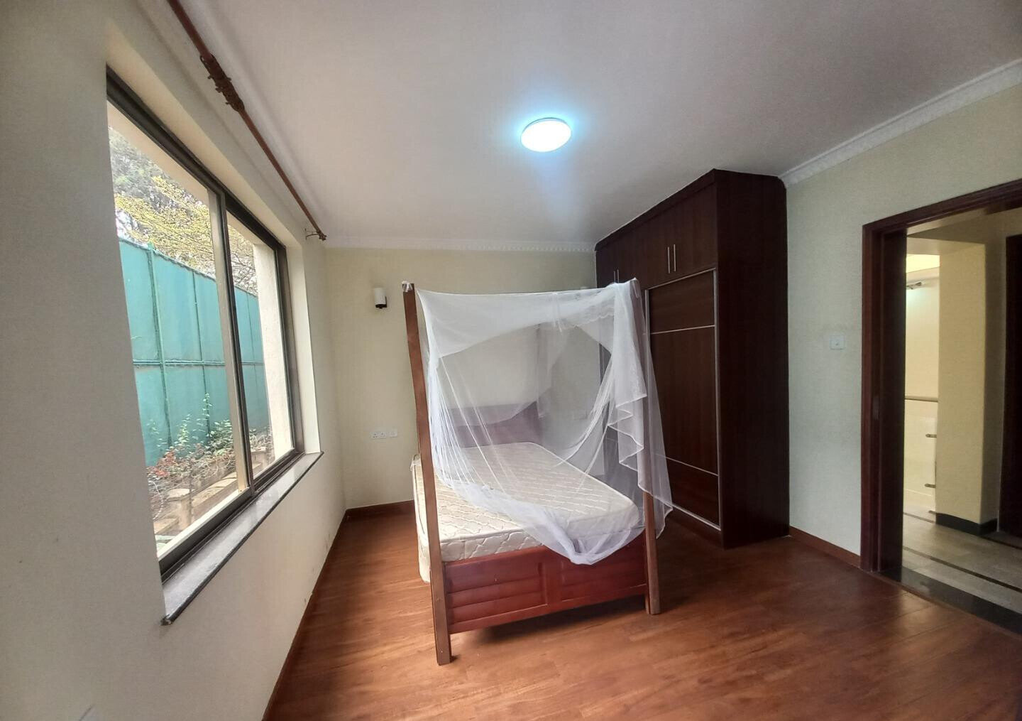 4-Ensuite Townhouse with Private Garden & BBQ Chimney - Lavington