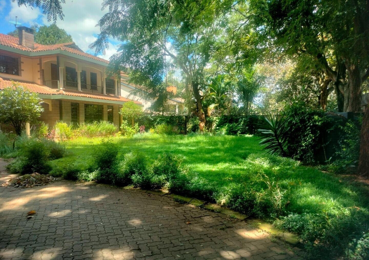 Pet Friendly 5BR Townhouse on Half Acre
