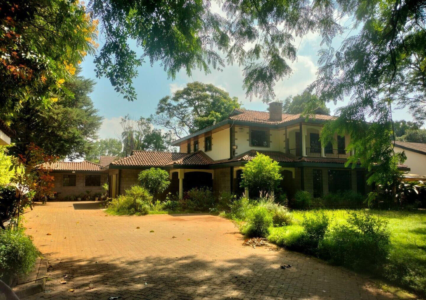 Pet Friendly 5BR Townhouse on Half Acre