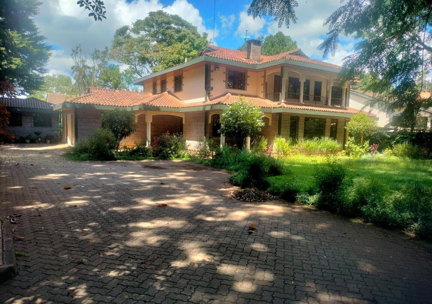 Pet Friendly 5BR Townhouse on Half Acre