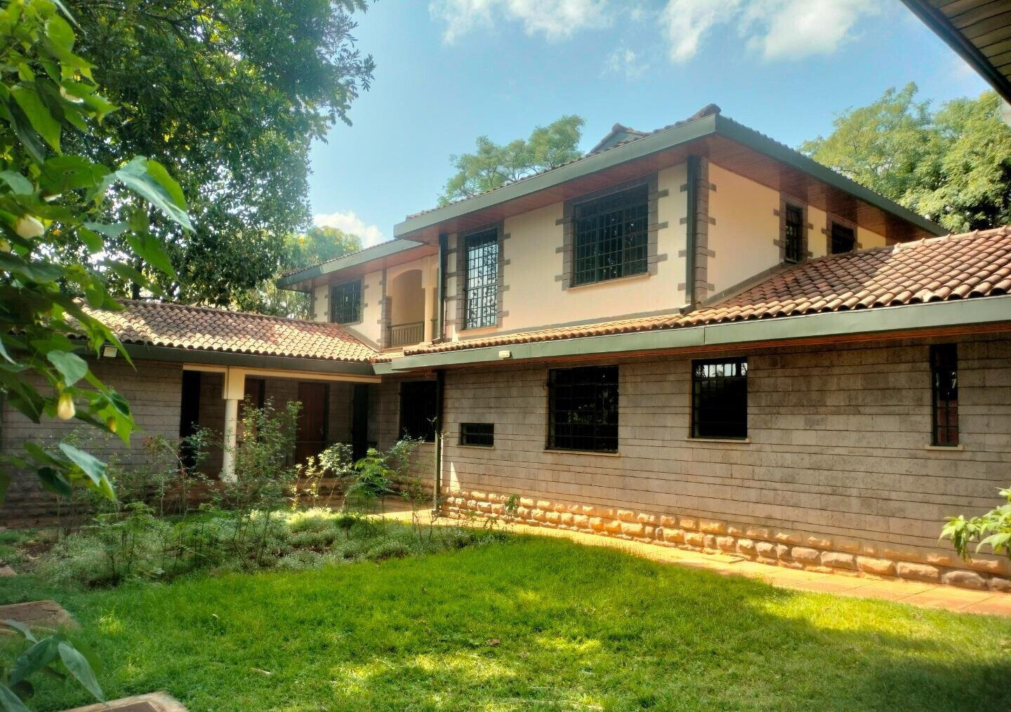 Pet Friendly 5BR Townhouse on Half Acre