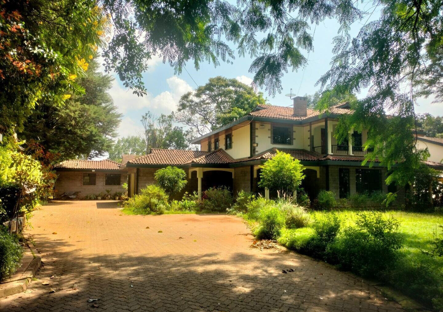 Pet Friendly 5BR Townhouse on Half Acre