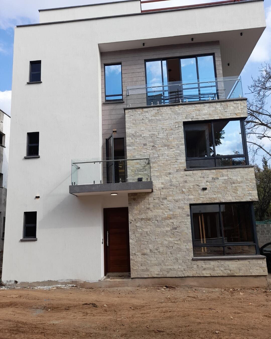 4-Ensuite Townhouse with Rooftop Terrace & Solar - Lavington
