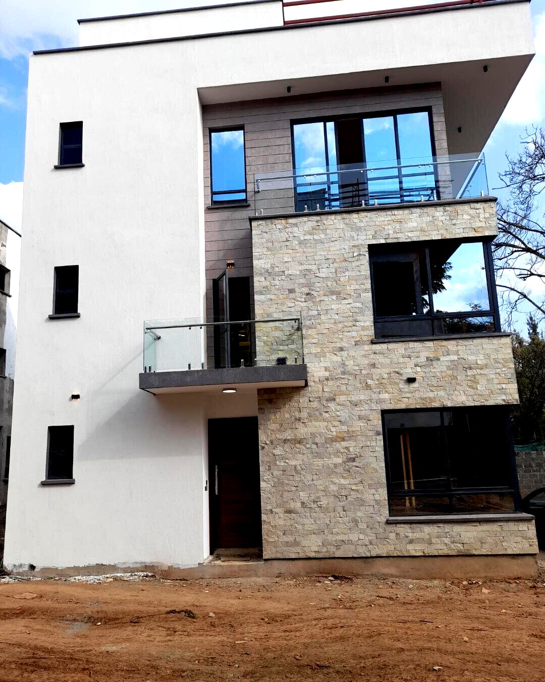 4-Ensuite Townhouse with Rooftop Terrace & Solar - Lavington
