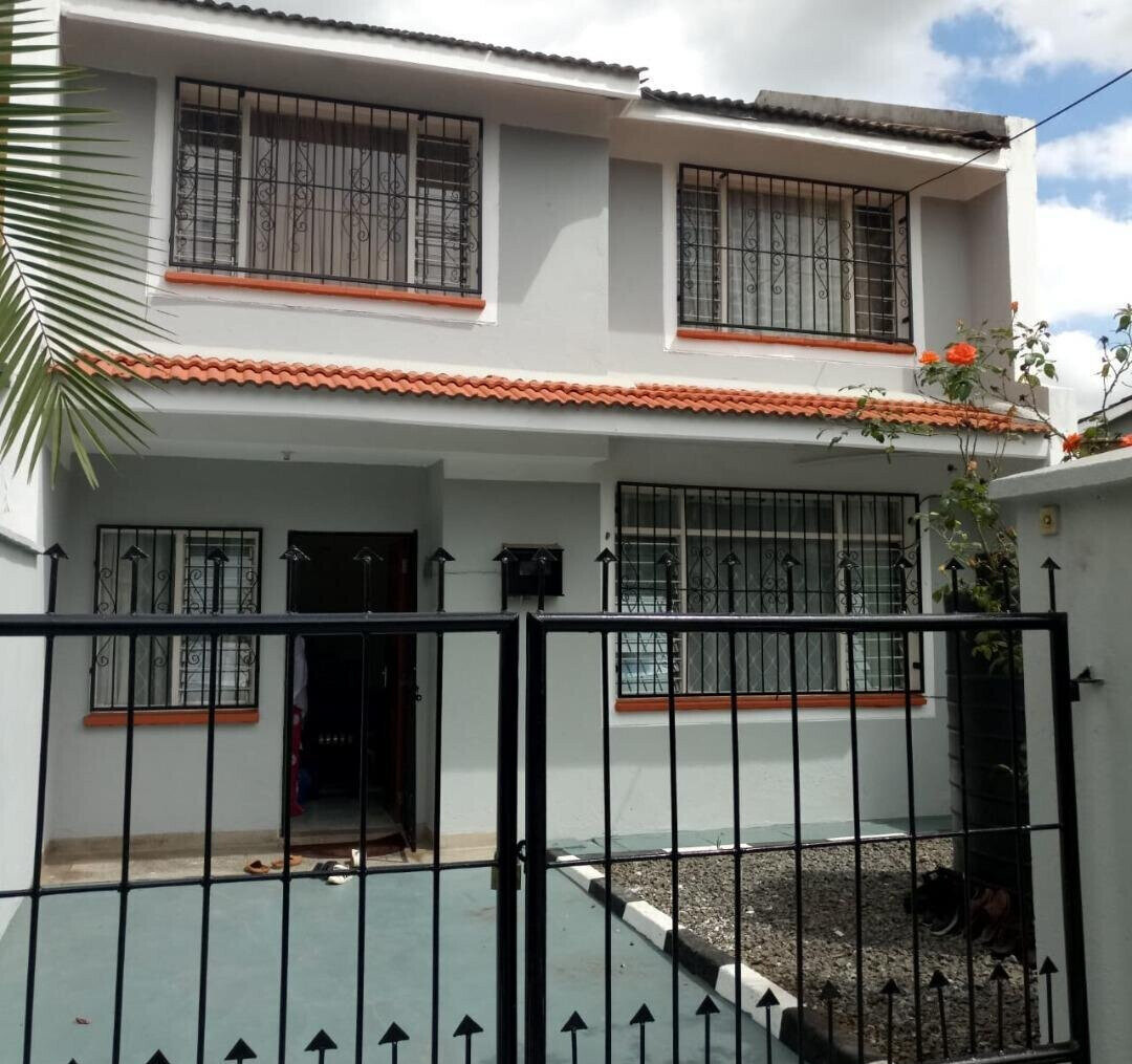 Remodeled 4BR Maisonette with DSQ & Playground - South C Gated