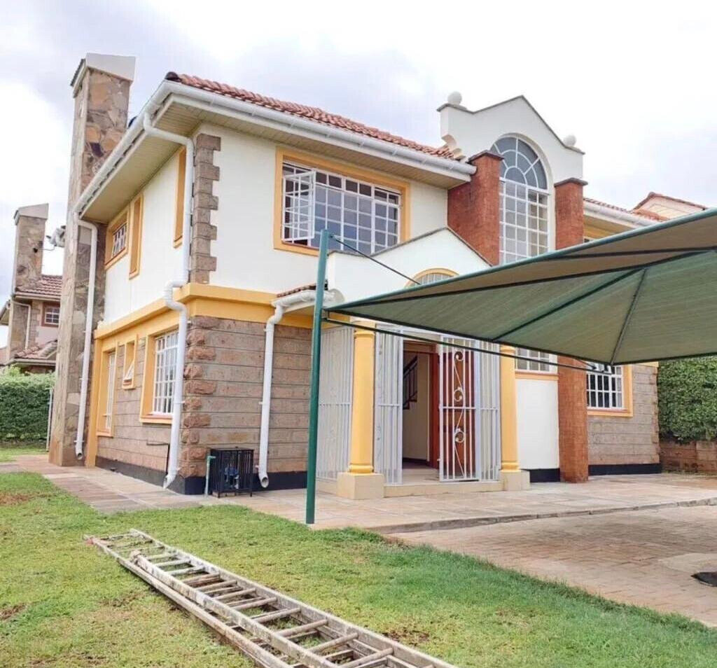 Corner 4BR Townhouse with Fireplace & DSQ - Runda