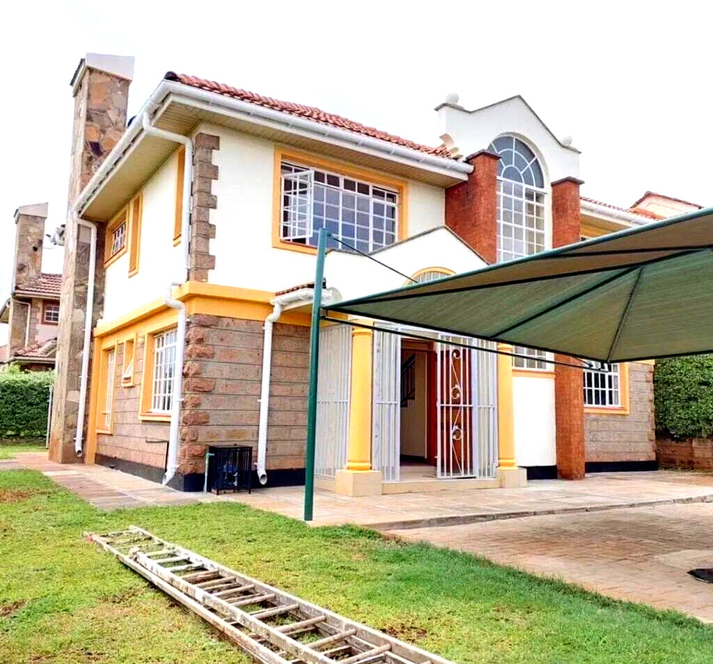 Corner 4BR Townhouse with Fireplace & DSQ - Runda