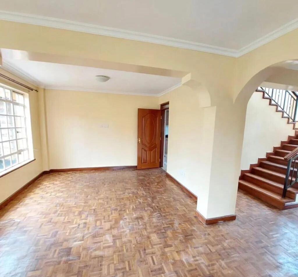 Corner 4BR Townhouse with Fireplace & DSQ - Runda