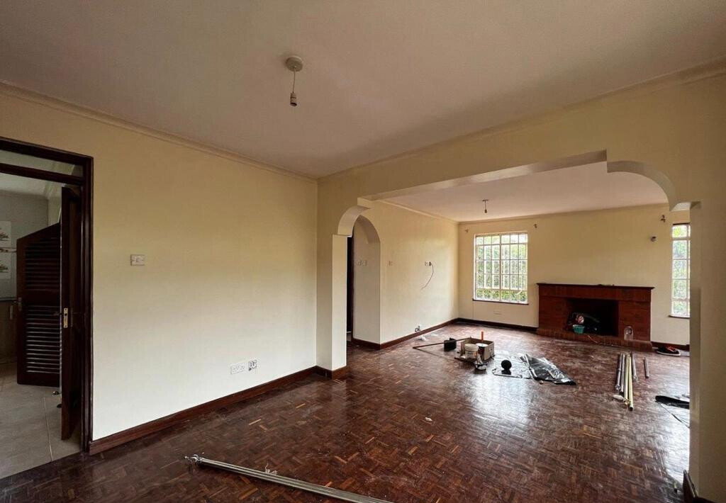 Corner 4BR Townhouse with Fireplace & DSQ - Runda