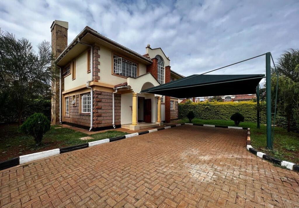 Corner 4BR Townhouse with Fireplace & DSQ - Runda
