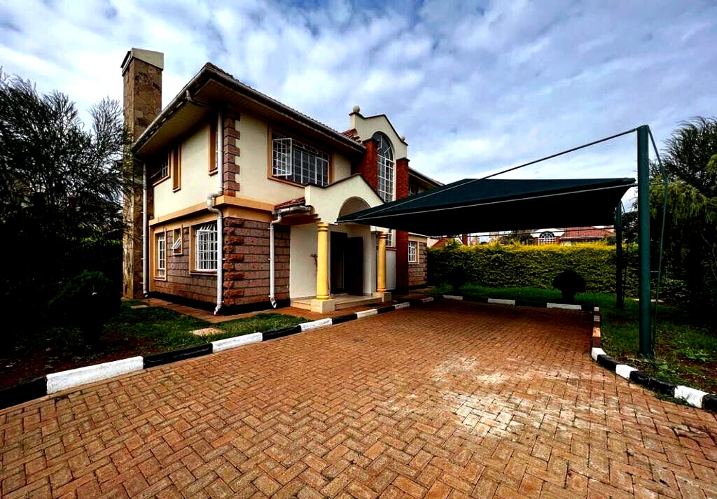 Corner 4BR Townhouse with Fireplace & DSQ - Runda