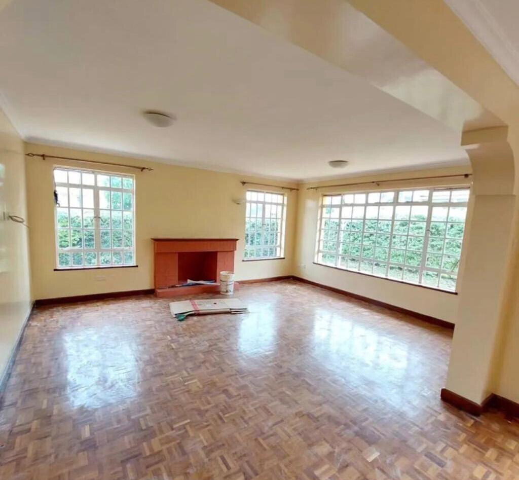 Corner 4BR Townhouse with Fireplace & DSQ - Runda