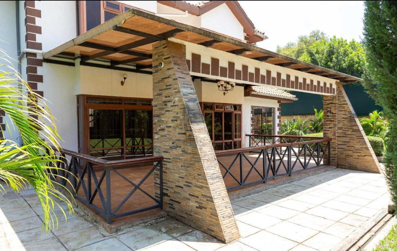 0.6-Acre Standalone Home with 3BR DSQ & Jacuzzi - Kitisuru