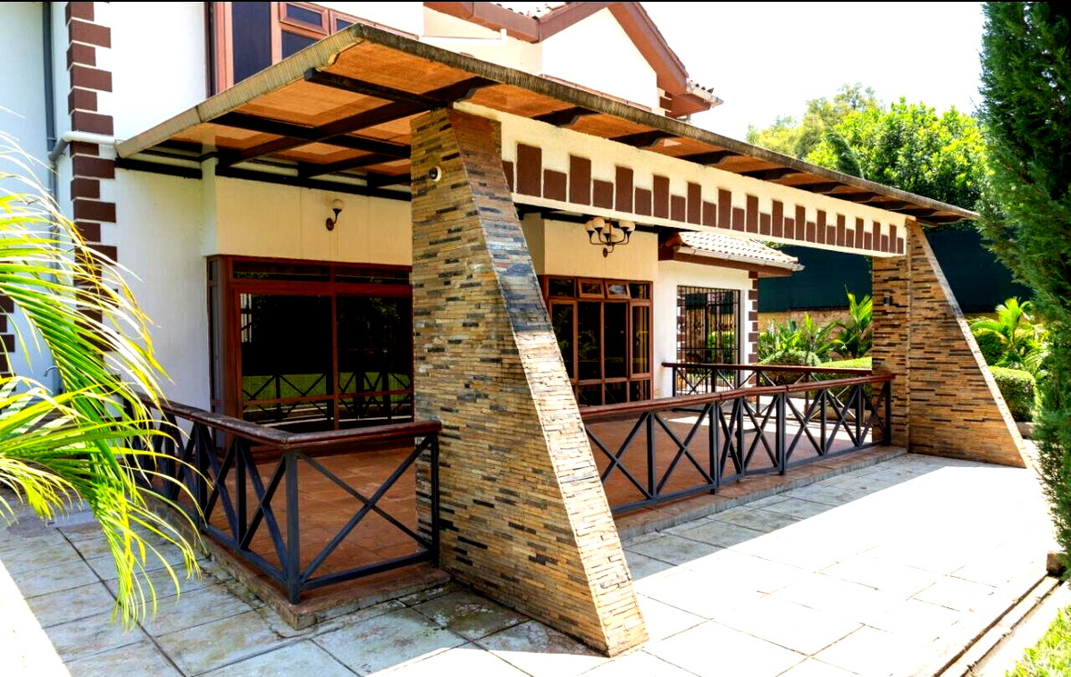 0.6-Acre Standalone Home with 3BR DSQ & Jacuzzi - Kitisuru