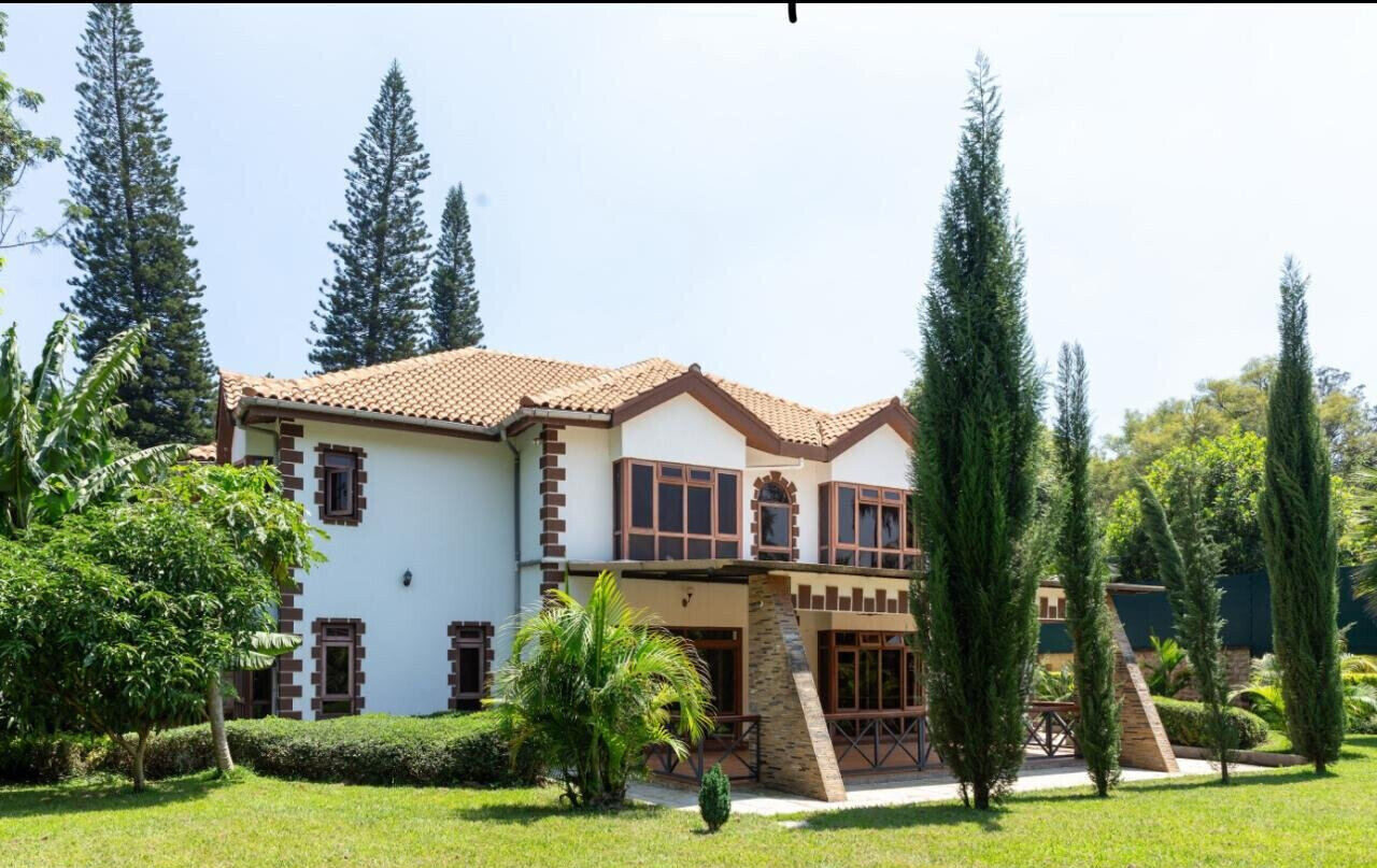 0.6-Acre Standalone Home with 3BR DSQ & Jacuzzi - Kitisuru