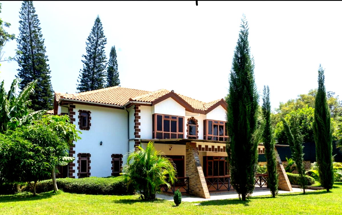 0.6-Acre Standalone Home with 3BR DSQ & Jacuzzi - Kitisuru