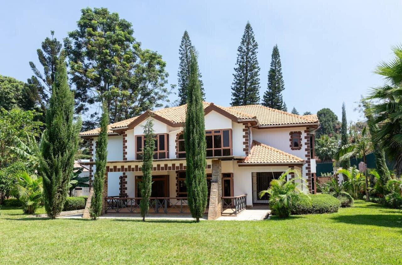 0.6-Acre Standalone Home with 3BR DSQ & Jacuzzi - Kitisuru
