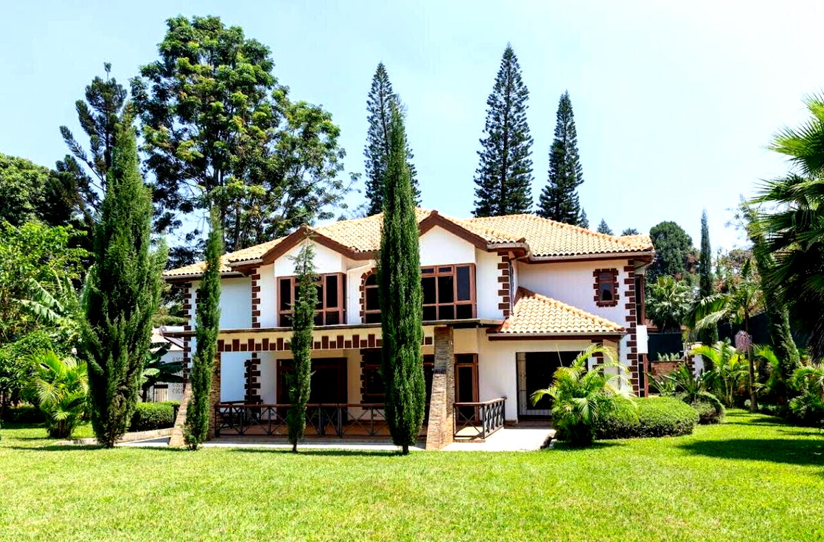 0.6-Acre Standalone Home with 3BR DSQ & Jacuzzi - Kitisuru