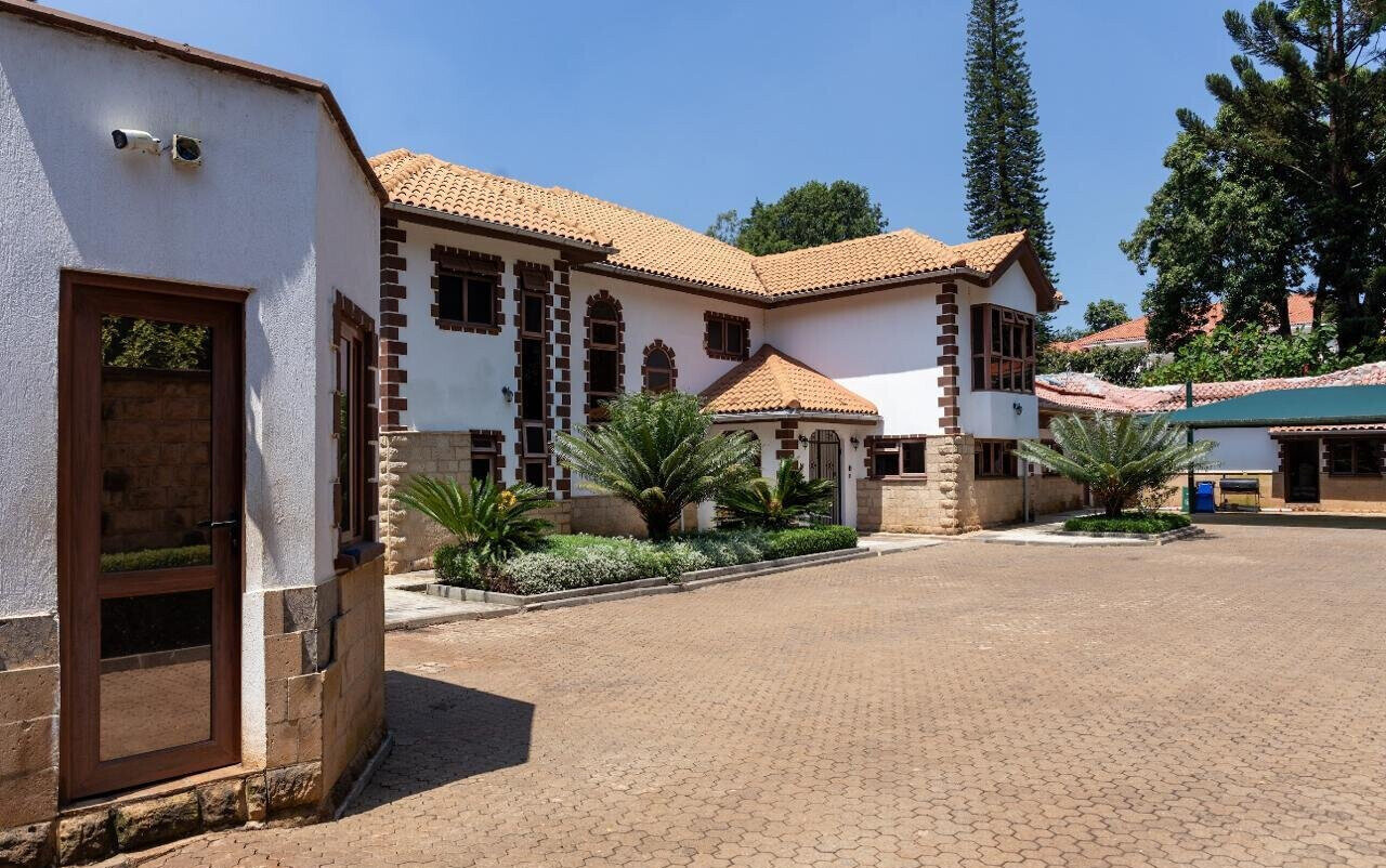 0.6-Acre Standalone Home with 3BR DSQ & Jacuzzi - Kitisuru