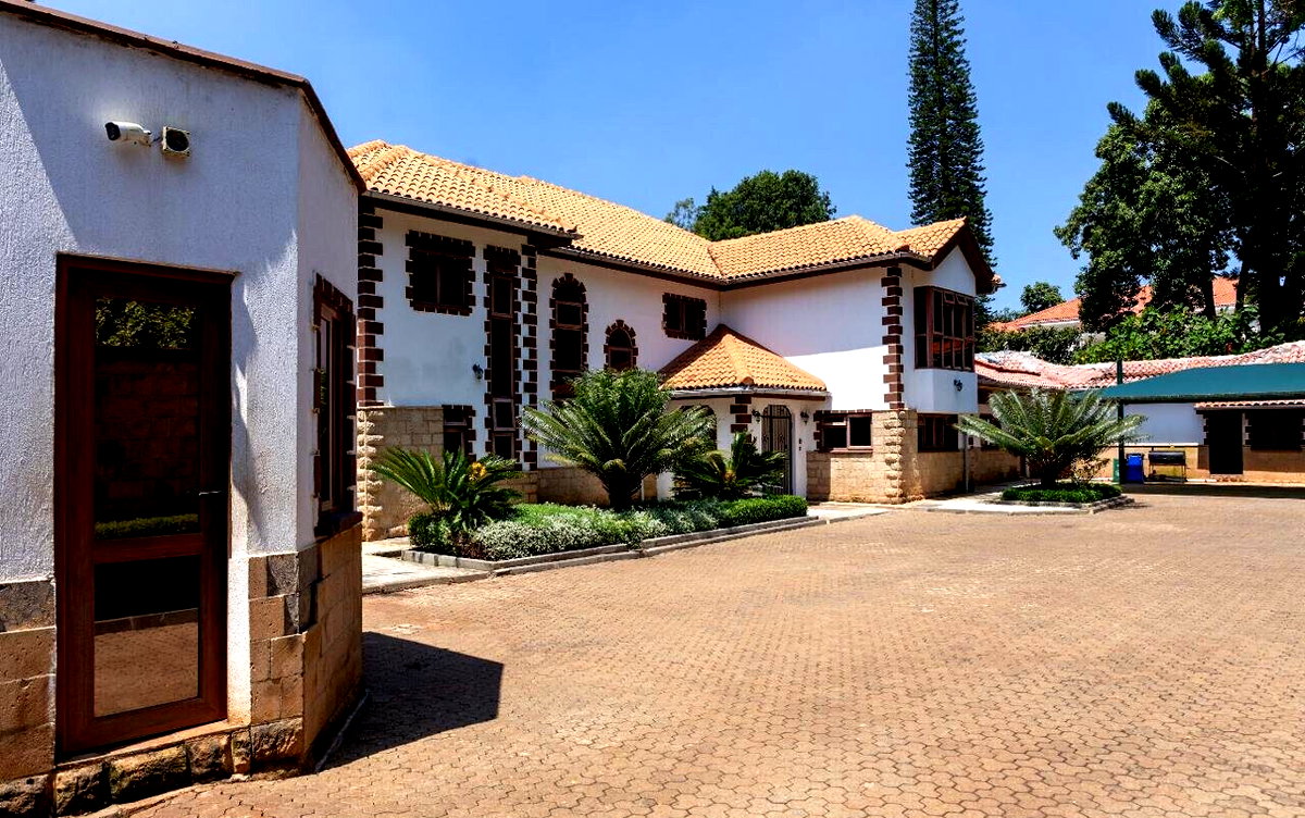 0.6-Acre Standalone Home with 3BR DSQ & Jacuzzi - Kitisuru