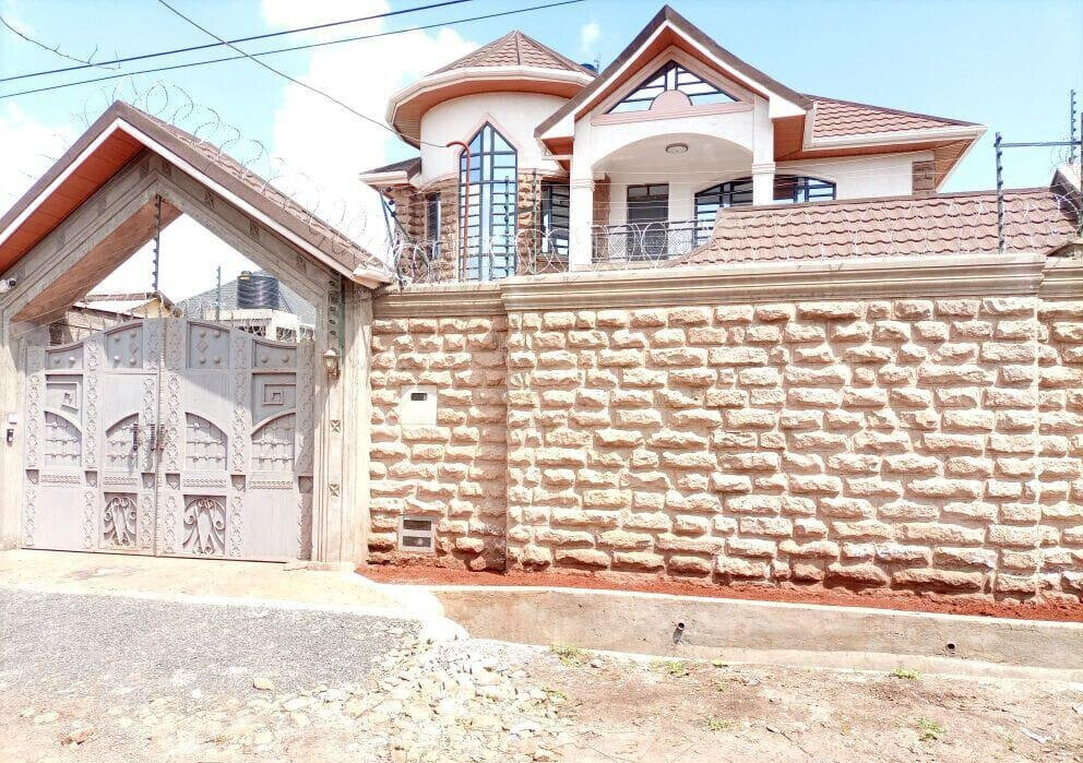 4BR All-Ensuite Townhouse with Modern Finishes - Membley
