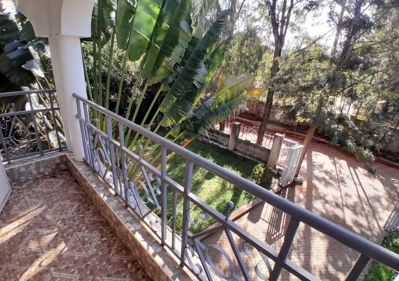 Quarter Acre 5BR Garden Home